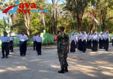 Babinsa Koramil 23/Giligenting Berikan Materi PBB Kepada Siswa-Siswi Baru SMPN Giligenting