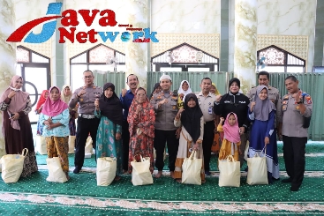 Bagikan Sembako Warnai Kegiatan Kapolres Sumenep Gelar Jum'at Curhat di Masjid Baitul Amal Talango