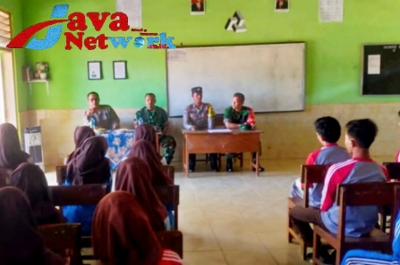 Danramil 0827/08 Ganding Kapten Inf. Sumartono Saat Memberikan Wawasan Kebangsaan dan Bela Negara Kepada Murid SMA Baiturrahman