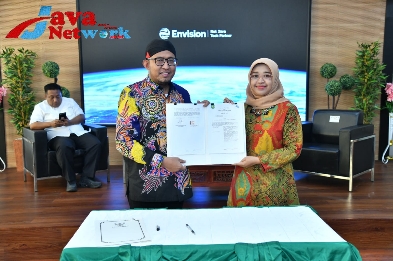 Bupati Sumenep Achmad Fauzi Wongsojudo, SH, MH Saat Penandatanganan Kontrak Perjanjian Dengan Perum PJT I Surabaya di Auditorium Uniba Jalan Raya Lenteng Kabupaten Sumenep, Madura Jawa Timur, Jum'at (21/07/2023)