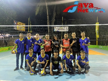 Ketua Pelaksana Sekaligus Ketua Paguyuban Batang-Batang Plus Jawara Agung Cup 2023, Abdul Hamid, SSos Ditengah Klub Yang Akan Bertanding, Minggu (23/07/2023) Malam