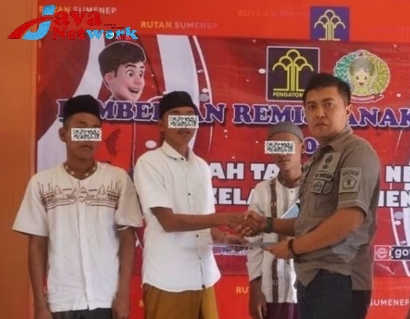Kepala Sub Seksi Pelayanan Tahanan Rutan Kelas IIB Sumenep, Teguh Donny Efendi, SH, MH Saat Memberikan SK Remisi Bagi 3 WBP Anak
