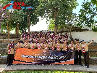 Foto Bupati Sumenep Achmad Fauzi Wongsojudo, SH, MH Bersama Kontingen Pramuka Sumenep Di Halaman Andap Asor Pendopo Keraton Sumenep, Senin (24/07/2023)