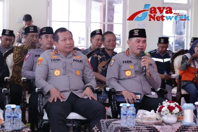 Kapolda Jatim Irjen Pol Dr Toni Harmanto, MH Saat Mendampingi Kabaharkam Polri Komjen Pol Fadhil Imran