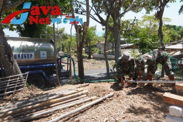 Babinsa Koramil 0827/15 Batuputih Bantu Pengisian Air Sirkulasi Untuk Sumur Bor ke Penampungan, Kamis (27/07/2023)