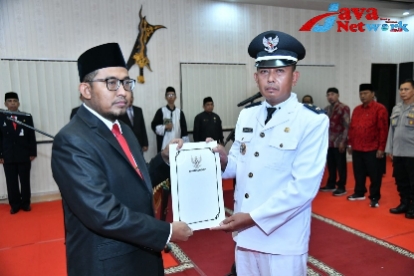 Bupati Sumenep Achmad Fauzi Wongsojudo, SH, MH Saat Menyerahkan SK Pengangkatan Kades Giring Terpilih Asrol Udi