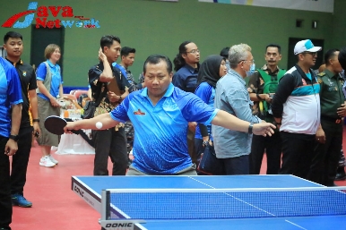 Kapolda Jatim Irjen Pol Dr Toni Harmanto MH Saat Sesi Pertandingan Tenis Meja Kejuaran Tenis Meja Cheng Hoo Cup I