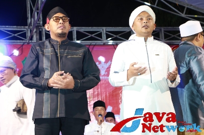 Bupati Sumenep, Achmad Fauzi Wongsojudo, SH, MH Bersama Pimpinan MPB At-Taufik Sampang Pimpinan Gus Khoiron Zaini Pada Sumenep Bersholawat (29/07/2023) Malam