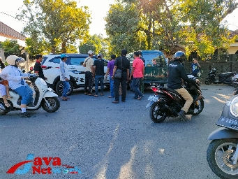 Saat Terjadinya Tabrakan Antara Mobil Terios dan Mobil Carry di Perempatan Jalan Seludang - Setia Budi Kelurahan Pajagalan Kecamatan Kota Sumenep