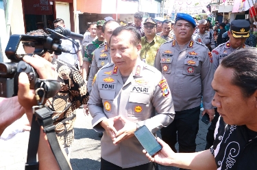 Kapolda Jatim Irjen Pol Dr Toni Harmanto MH Saat Menggelar Jum'at Curhat