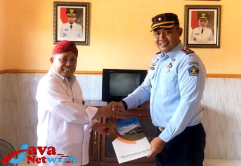 Kepala Rutan Sumenep, Ridwan Susilo, AMD,IP, MM Bersama Kepala Dinkes P2KB Sumenep Saat Melakukan Nota Kerja Sama di Kantor Dinkes P2KB Sumenep