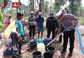 28 Tahun Pengabdian Alumni Akpol 95 Batalyon Patria Tama, Polres Sumenep Salurkan Pembagian Air Bersih ke Warga Terdampak Kekeringan