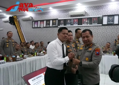 Kapolda Jatim Irjen Pol Dr Toni Harmanto MH Saat Memberikan Penghargaan Kepala Anggota Polres Sumenep