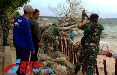 Kurangi Abrasi, Babinsa Koramil 0827/18 Kangean Ajak Warga Kerja Bakti Pembuatan Tanggul di Pesisir Pantai
