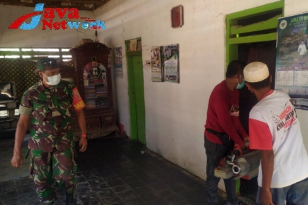 Basmi Sarang Nyamuk, Babinsa Koramil 0827/13 Rubaru Dampingi Kegiatan Fogging Desa Binaan