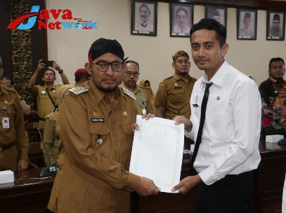 Bupati Sumenep Achmad Fauzi Wongsojudo Saat Memberikan Secara Simbolis SK Petikan P3K Formasi Tahun 2022