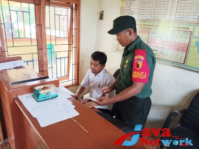 Perbarui Data Masyarakat, Babinsa Koramil 0827/5 Lenteng Lakukan Puldatater