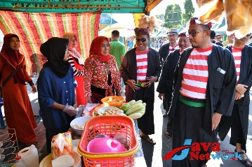 Bupati Sumenep Achmad Fauzi Wongsojudo, SH, MH Saat Mengunjungi Salah Stand Rujak di Acara Festival 1000 Rujak