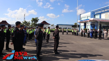 Kapolres Sumenep AKBP Edo Satya Kentriko, SH, SIK, MH Saat Memimpin Apel Kesiapan Pengamanan Kunjungan Wapres RI di Kabupaten Bertempat di Halaman Satpas Satyawada Polres Sumenep, Selasa (08/08/2023)
