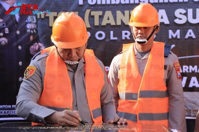 Kapolda Jatim Irjen Pol Dr Toni Harmanto, MH didampingi Kapolres Madiun AKBP Anton menandatangani Prasasti Pembangunan Gedung Tantya Sudhirajati