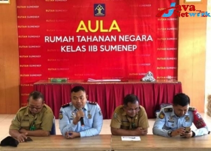 Kepala Rutan Kelas IIB Sumenep, Ridwan Susilo Amd IP MM Bersama Tim BLK Sumenep Saat Memberikan Sambutan Sosialisasi Pelatihan Menjahit di Rutan Sumenep, Selasa (08/08/2023)