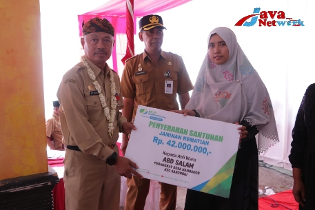 Sekretaris Daerah Kabupaten Sumenep, Ir Edy Rasyadi, MSi didampingi Kadis DPMD Yusuf Anwar Syahroni Saat Memberikan Santunan JKM secara Simbolis