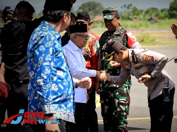 Kapolres Sumenep, AKBP Edo Satya Kentriko, SH, SIK, MH Saat Menyambut  Wapres RI KH Ma'ruf Amin di Bandara Trunojoyo Sumenep, Rabu (09/08/2023)