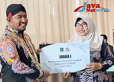 Bupati Achmad Fauzi Wongsojudo, SH, MH Saat Memberikan Penghargaan Kepada Koperasi Tersehat Yang Ada Di Kabupaten Sumenep Bertempat di Cafe Resto Java In Jalan Adhirasa Desa Kolor Kecamatan Kota Kabupaten Sumenep, Kamis (10/8/2023)