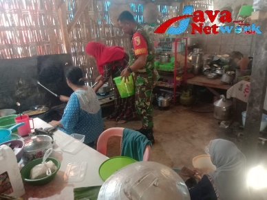 Babinsa Koramil 0827/11 Pasongsongan Masuk Dapur Sebagai Bentuk Kepedulian TNI dengan Masyarakat