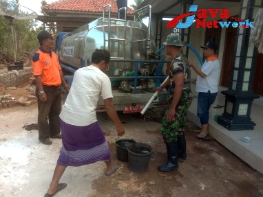Atasi Kekeringan, Babinsa Koramil 15/Batuputih Ikut Salurkan Air Bersih Kepada Warga