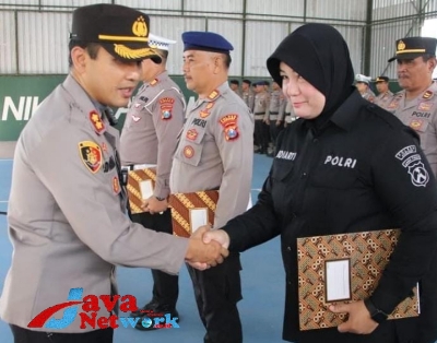 Kapolres Sumenep, AKBP Edo Satya Kentriko, SH, SIK, MH Saat Memberikan Penghargaan Kepada Kasi Humas Polres Sumenep AKP Widiarti SH
