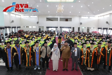 Foto Bersama Wisudawan wisudawati STITA Usymuni Tarate Sumenep Bersama Bupati Sumenep dan Ketua Yayasan STITA Usymuni Tarate Sumenep Hj Dewi Khalifah, SH, MH di Gedung Korpri, Selasa (15/08/2023)