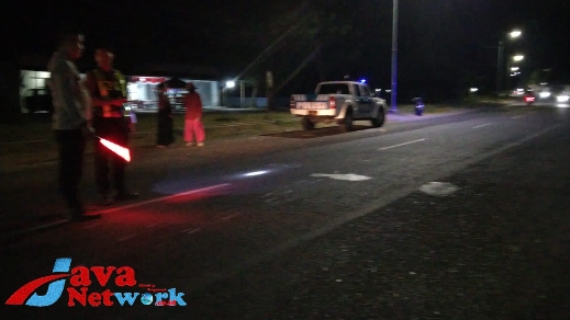 Unit Laka Lantas Sat Lantas Polres Sumenep Saat Olah TKP Kecelakaan di Jalan Raya Nasional KM-13 Desa Ellak Daya Kecamatan Lenteng