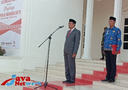 Plt Camat Rubaru Indra Hermawan, SSos, MSi Saat Memimpin Upacara HUT Kemerdekaan RI ke-78 di Halaman Balai Desa Tambak Sari Kecamatan Rubaru, Kamis (17/08/2023)