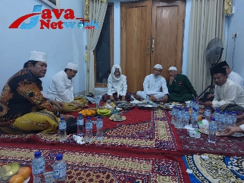 Suasana Penuh Keakraban Saat Kapolres Sumenep, AKBP Edo Satya Kentriko, SH, SIK, MH Gelar Jum'at Curhat di Kediaman Kyai Sukardi di Desa Gunggung Kecamatan Batuan, Jum'at (18/08/2023).