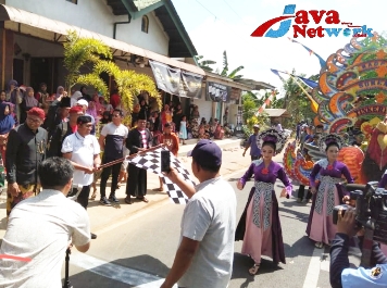 Bupati Sumenep Achmad Fauzi Wongsojudo, SH, MH Didampingi Plt Camat Rubaru Saat Melepas Karnaval Yang Diselenggarakan Pemerintah Kecamatan Rubaru, Minggu (20/08/2023)