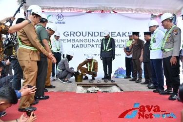 Bupati Sumenep Achmad Fauzi Wongsojudo Didampingi Ketua DPRD Sumenep Saat Melakukan Peletakan Batu Pertama Pembangunan Gedung Baru DPRD Sumenep di Desa Gedungan Kecamatan Batuan, Senin (21/08/2023)