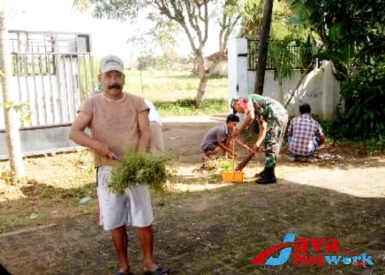 Babinsa Bantu Perangkat Desa Kerja Bakti Bersihkan Kantor Desa Batuampar