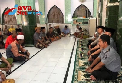 Suasana Pembinaan Rohani WBP Yang Berlangsung Di Masjid An-Nur Rutan Sumenep Yang Disampaikan Satbinmas Polres Sumenep, Senin (21/08/2023)