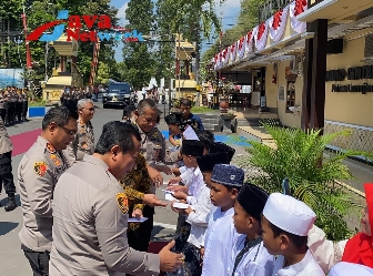 Kapolda Jatim Irjen Pol Dr Toni Harmanto MH Saat Memberikan Santunan Anak Yatim di Polres Lumajang