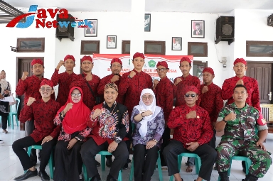 Wabup Hj Dewi Khalifah, SH, MH, MPdi Usai Pelaksanaan Bantuan Anak Yatim dan Sunatan Massal, Plt Camat Lenteng dan Kades Ellak Laok Serta Perangkat Desa di Balai Desa Ellak Laok Kecamatan Lenteng