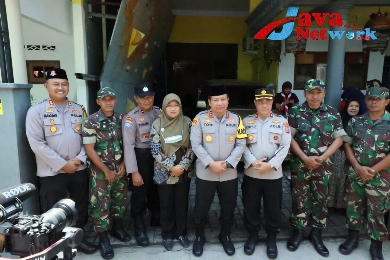 Kapolda Jatim Apresiasi Kinerja Polisi RW Desa Jambangan Pasuruan Kota Saat Jumat Curhat