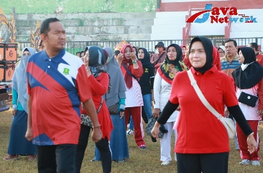 Bupati Sumenep Achmad Fauzi Wongsojudo Bersama Ketua TP PKK Kabupaten Sumenep Saat Senam Massal di Acara Madura Culture Festival 2023, GOR A. Yani Pangligur Sumenep, (26/08/2023)