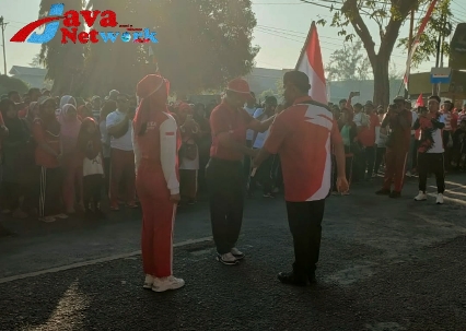 Bupati Achmad Fauzi Wongsojudo, SH, MH Saat Menyerahkan Bendera Merah Putih Kepada Kepala DPMD Yusuf Anwar Syahroni Tandai Pelepasan Kirab Bendera Merah Putih 78 Meter dan JJS Kemerdekaan RI ke-78