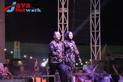 Kapolres Sumenep AKBP Edo Satya Kentriko, SH, SIK, MH Bersama Ketua Bhayangkari Cabang Sumenep Saat Melenggang ibarat peragawan dan peragawati di acara Grand Final Batik Festival Sumenep 2023