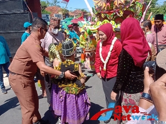 Nia Kurnia Fauzi Didampingi Plt Camat Kalianget Hakiki Maulana Saat Akan Melepas Peserta Karnaval di Kecamatan Kalianget