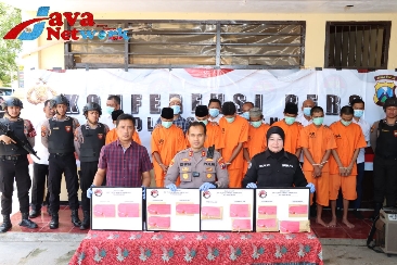Kapolres Sumenep AKBP Edo Satya Kentriko, SH, SIK, MH Didampingi Kasat Narkoba dan Kasi Humas Polres Sumenep Saat Memberikan Keterangan Pers. Rabu (30/08/2023)