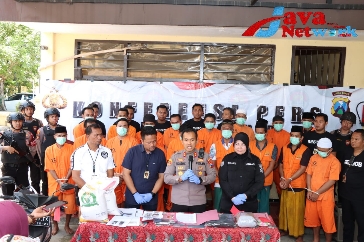 Kapolres Sumenep AKBP Edo Satya Kentriko SH SIK MH Didampingi Kasat Reskrim, Kasi Humas dan Kanit Pidum Satreskrim Polres Sumenep Saat Konferensi Pers. Rabu (30/08/2023)