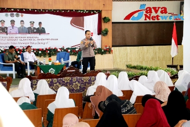 Kapolres Sumenep AKBP Edo Satya Kentriko, SH, SIK, MH Saat Menjadi Pemateri di Seminar Nasional Pengurus Dema Institut Dirosat Islamiyah Al-Amin (IDIA) Prenduan, Rabu (30/08/2023)