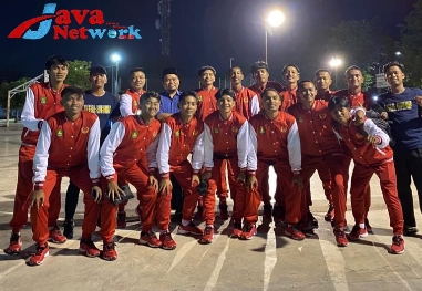 Foto Bersama Ketua Koni Sumenep Suthan Hadi Chandra, SH Bersama Sekjen AFK Eko Sulistyo, SSos Usai Pelepasan Tim Futsal Sumenep ke Kejuaraan Porprov ke-VIII Jatim